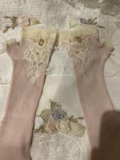 さえらヒスクローネ生成りエプロンドレスレース付き 花の刺繍【生成り】 さえらヒスクローネ生成りエプロンドレスレース付き 花の刺繍