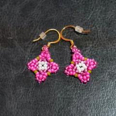 ビーズ 花形 ピアス ピンク ハンドメイド