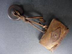 時代物　江戸・明治期頃？　古式腰下げ火打ち金　腰下げ根付と皮製煙硝入れ　骨董 時代物 江戸・明治期頃？ 古式腰下げ火打ち金 腰下げ根付と皮製