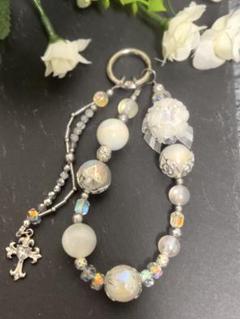 ハンドメイド　スマホストラップ　バッグチャーム《おまけ付》　白