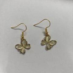 蝶の形状の金色ピアス