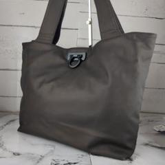 希少❤️ferragamo 22cm/4.5C エナメル 玉虫色 安心のメルカリ便 希少❤️ferragamo 22cm/4.5C エナメル 玉虫色 安心のメルカリ便