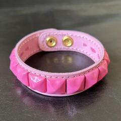 レアカラーのピンク スタッズ付き バングル