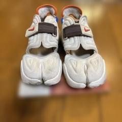 美品！NIKE　ナイキ アクアリフト　足袋型スニーカー　サンダル　白 NIKE ナイキ アクアリフト 足袋 スニーカー 24 ホワイト マルチ