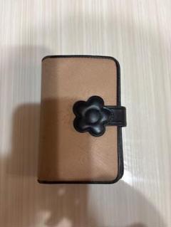 花の装飾付き黒三つ折り財布 三つ折り財布 ベージュと黒 花装飾付き - メルカリ
