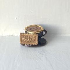 カフェとスイーツ - ビスケット付きのカフェラテ｜フランス製フェーブ