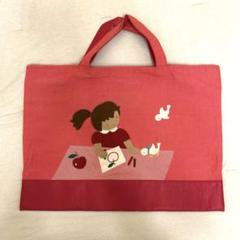 未使用】familiar女の子が絵を描いている刺繍 赤色 レッスン