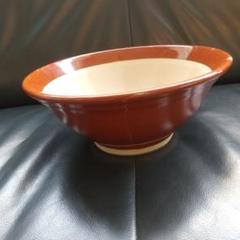 赤色とクリーム色のすり鉢 広口ボウル
