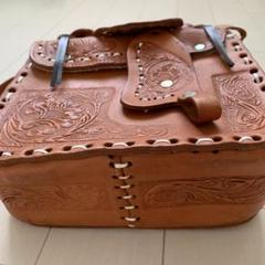 馬具の形をしたレザーバッグ