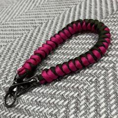 【Handmade】パラコード ハンドスマホストラップ ピンクと濃いグリーンのサムネイル