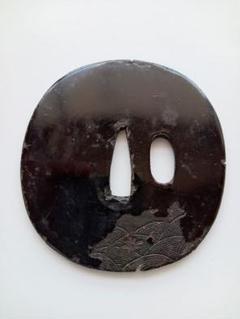 鍔　(勇士の鐔)　下地金(古金工／桃山？)・上塗り(黒漆／江戸期) m32363635368_1.jpg?1683092441