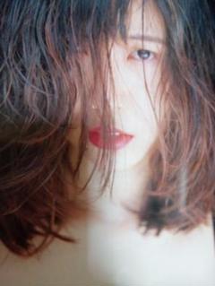 タレント写真集 - 魅惑的な表情と自然美