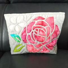 ハワイアンキルト薔薇 ハンドメイド ハワイアンキルト ポーチ (薔薇) - メルカリ