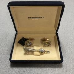 未使用級✨箱付き✨バーバリー  ネクタイピン  カフス  カフリンクス BURBERRY - 未使用・タグ付き✨箱付き！ バーバリー ネクタイ