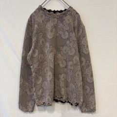 マグリオンミリオン　長袖トップス　花柄　エンボス加工　ベージュ　伸縮性あり