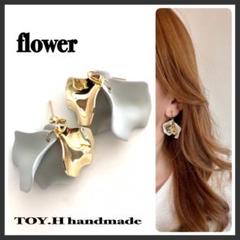 グレー花びら　ゴールド花びら　ハンドメイドピアス　イヤリング