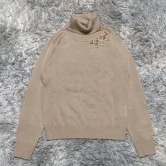 【ギャラリービスコンティ】花刺繍パール付ニット タートルネック 秋冬 JC538