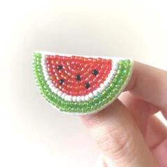 ビーズ刺繍　夏にぴったり♪スイカ❤︎ビーズブローチ　ハンドメイド