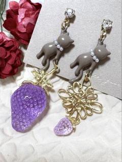 大きな苺と小さな苺ゆらゆら猫ピアス4