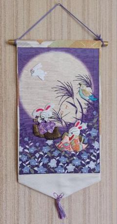 独楽を回すうさぎと炬燵うさぎ（１）・押し絵・古布・縮緬細工・タペストリー 独楽を回すうさぎと炬燵うさぎ（1）・押し絵・古布・縮緬細工