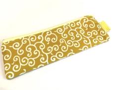 ハンドメイド　ペンケース　　　　　　唐草模様　からし色