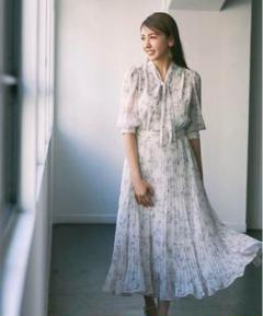 JUSGLITTY 花柄ボウタイプリーツワンピース XS サイズ0 JUSGLITTY（ジャスグリッティー）の「花柄ボウタイプリーツ