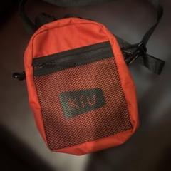KIU 赤サコッシュ　ユニセックス　レディース.メンズ.キッズ