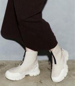 emmi SHAKA ベージュ 厚底ジッパーブーツのサムネイル