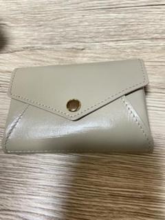 小さく見えて収納上手」手のひらサイズの本革財布