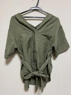カーキ色Vネックボタンシャツ