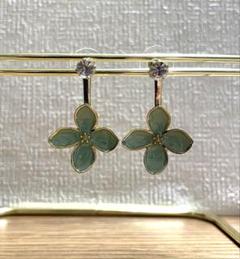 ライトグリーン 花デザイン ピアス　ナデシコ　未使用品