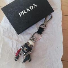 PRADA キャラクター型キーホルダー プラダ PRADA キーホルダー （レッド） -waja bazar - 海外