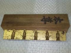 本尊　釈迦像　豆仏　５体　展示台　共箱付き　お釈迦様　仏像　観音様　骨董 ♥本尊 釈迦像 豆仏 5体 展示台 共箱付き お釈迦様 仏像 観音様