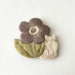 《花と子猫》手刺繍ブローチ╱beige