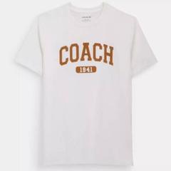 【国内即発】Cool!COACH★メンズ ヴァーシティクラシックTシャツ 公式】コーチアウトレット | ヴァーシティ クラシック Tシャツ