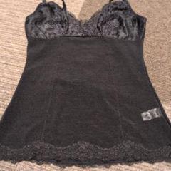 黒のレースタンクトップ