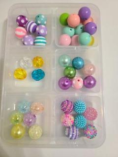 多色プラスチックビーズ約40個