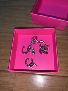 heaven by marcjacobs 安全ピン ピアス heaven by marcjacobs 安全ピン ピアス - メルカリ