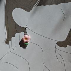 ピンク、ブルーの花デザインのピアス