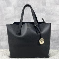 【良品】フルラ　サリー　トートバッグ　ゴールドロゴチャーム　オールレザー　肩掛け 美品 フルラ レザー トートバッグ サリー チャーム付き ロゴ型