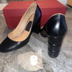 FERRAGAMO ブラックレザーパンプス　24cm