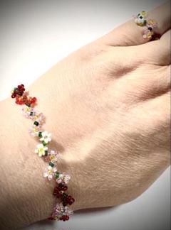 ハンドメイド 花モチーフ ビーズブレスレットとリングのセット　金属アレルギー対応