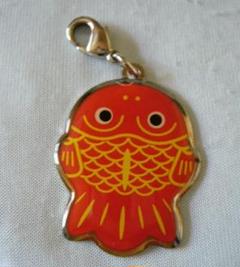 赤い魚型携帯アクセサリー