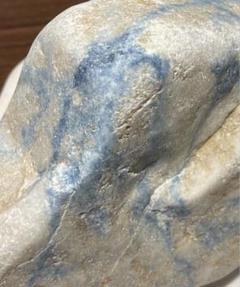 ［コン沢　巨石　鮮青の筋］　コン沢翡翠1393g 糸魚川翡翠　ヒスイ　ひすい コン沢 巨石 鮮青の筋］ コン沢翡翠1393g 糸魚川翡翠 ヒスイ