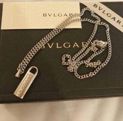 【正規 未使用】BVLGARI ロゴ刻印ゴールド金色チャーム/ネックレスチェーン 正規 未使用】BVLGARIビッグロゴ刻印白金チャーム/3㎜ネックレス