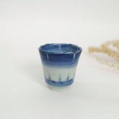 ②古伊万里　輪花縁　染付　暈し　草文　のぞき　猪口　１客 ②古伊万里 輪花縁 染付 暈し 草文 のぞき 猪口 1客 - メルカリ
