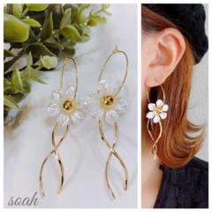 327＊ホワイトフラワー ひねりスティック フープピアス
