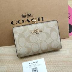 新品⭐︎シグネチャー キャンバス ノラ キスロック 財布 がま口 COACHコーチ ぺブルレザー キスロック がま口 ノラ ブルーベリー