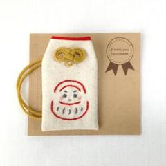 お守り袋　だるまの刺繍のサムネイル