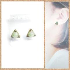 No.548-F　【値下げ】樹脂ポストピアス☆半球カラーパール☆トライアングル型